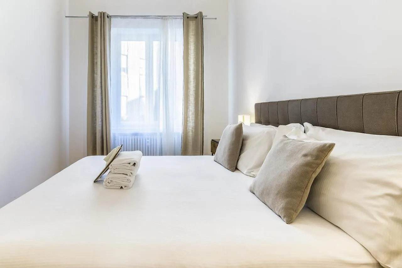 Beplace Apartments In San Babila Milan