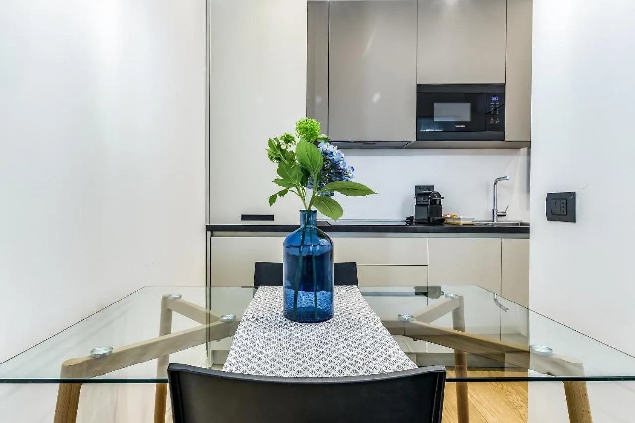 Beplace Apartments In San Babila Mailand